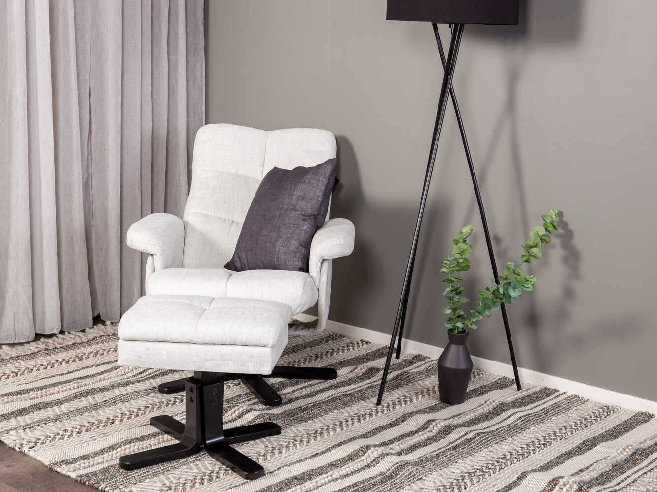 Fotelis Dallas 1568 (Šviesi pilka)