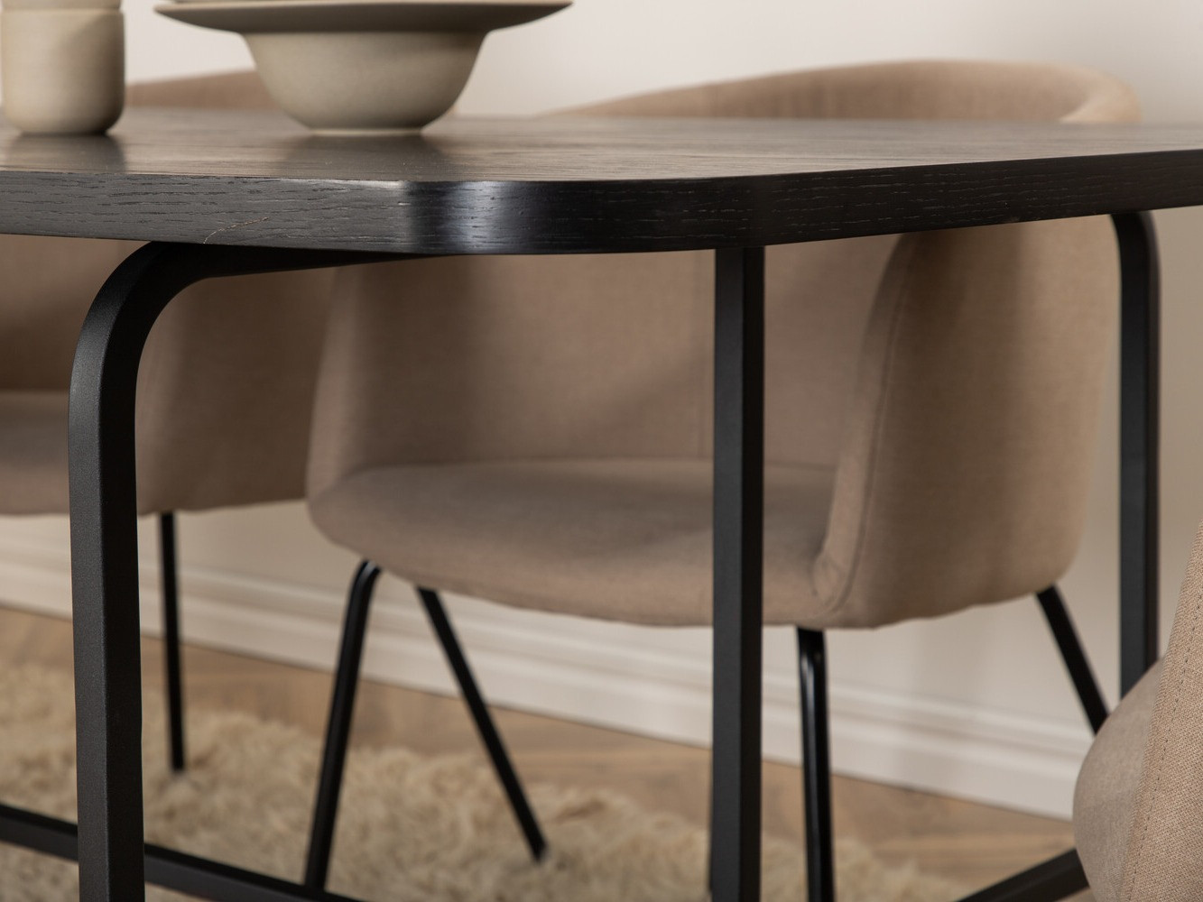 Valgomojo komplektas Dallas 2794 (Smėlinė + Juoda)