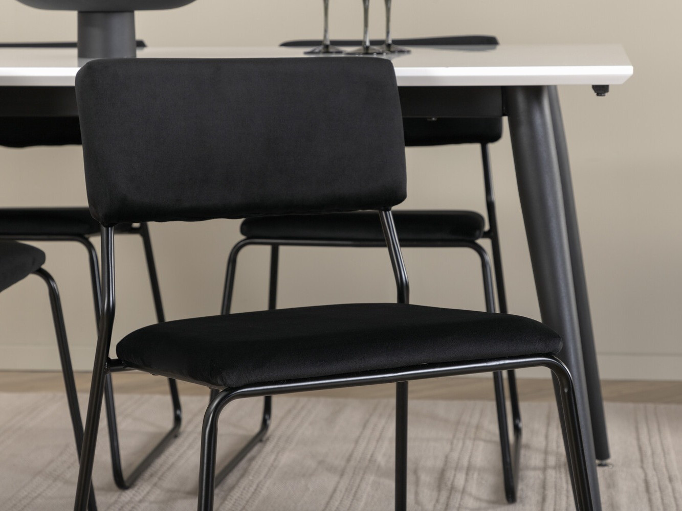 Valgomojo komplektas Dallas 2736 (Juoda)