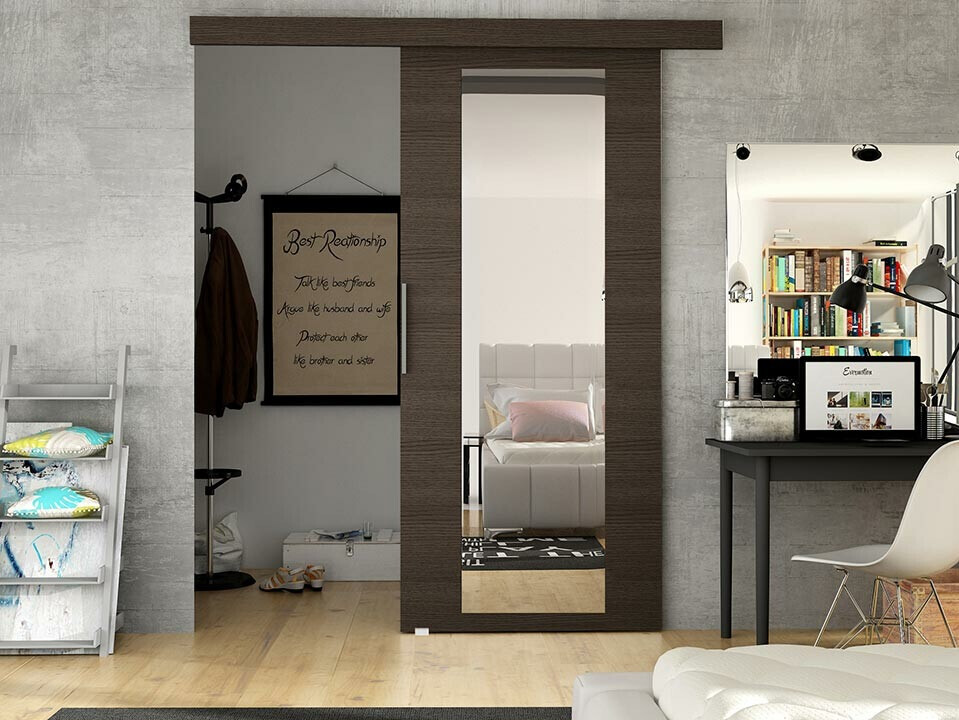 Stumdomos durys su vienoje pusėje esančiomis dekoracijomis