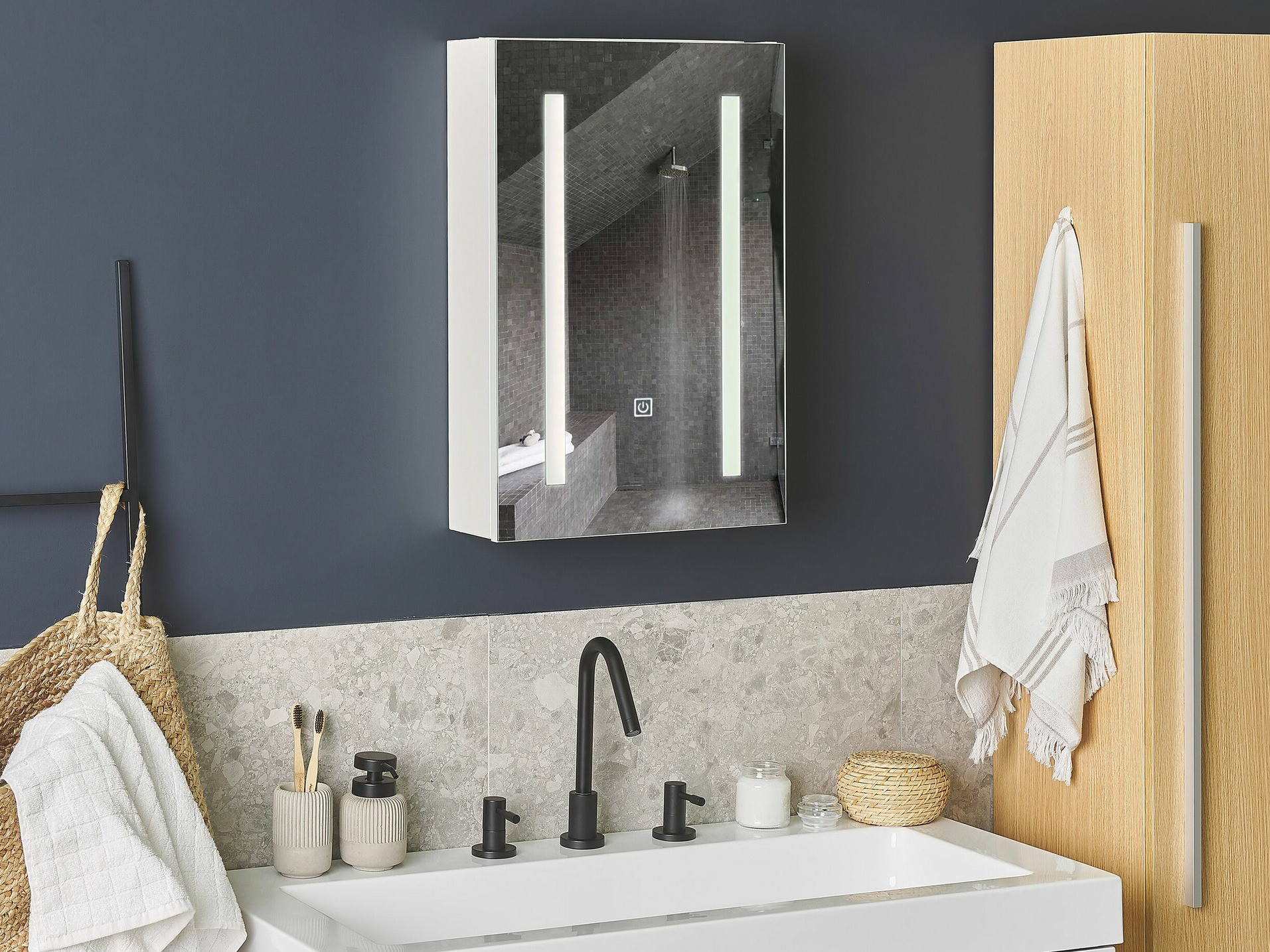 Vonios spintelė su veidrodžiu Berwyn 2152 (Balta)