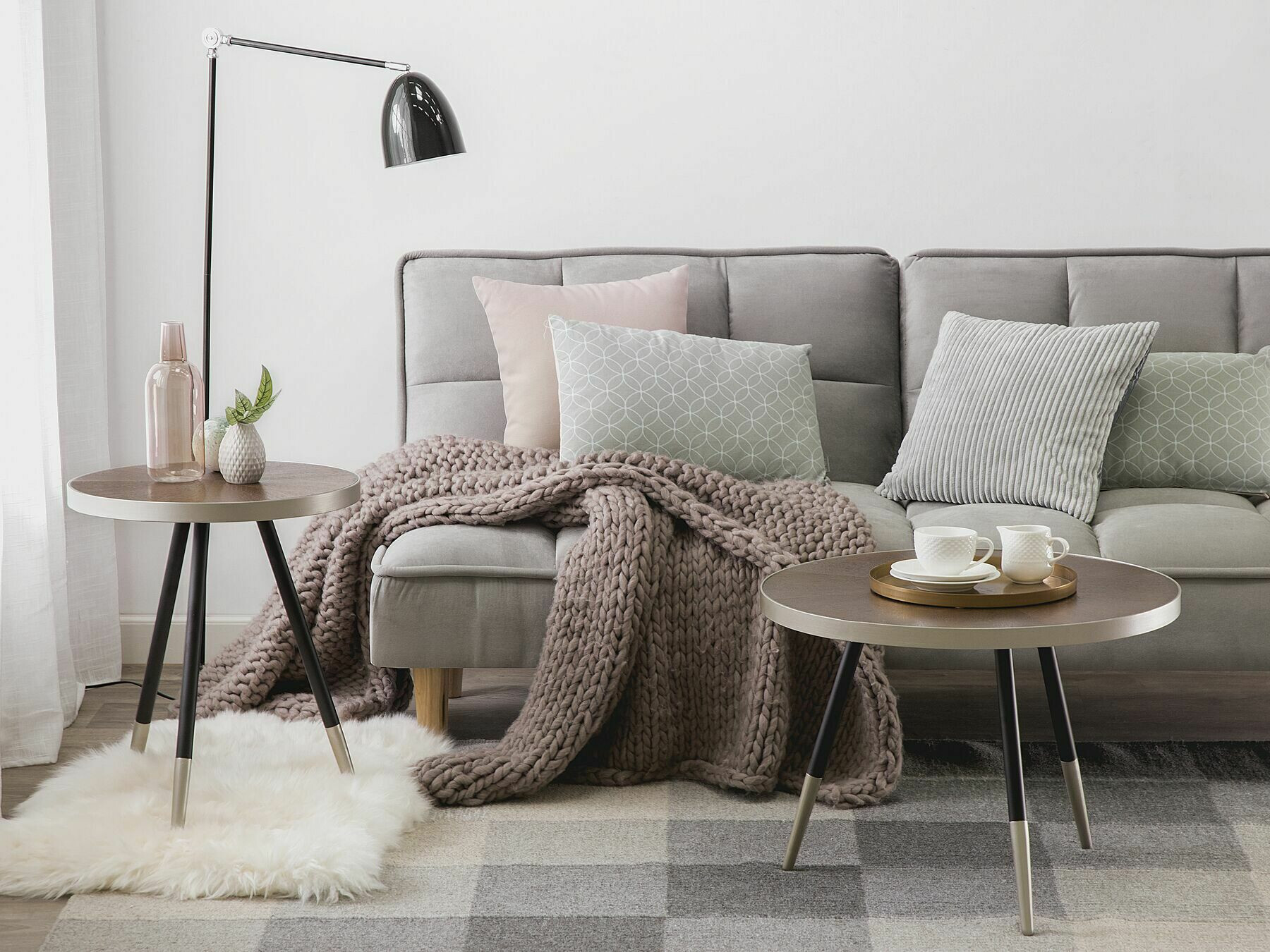 Šoninis staliukas Berwyn 643 (Auksinė + Tamsus medis)