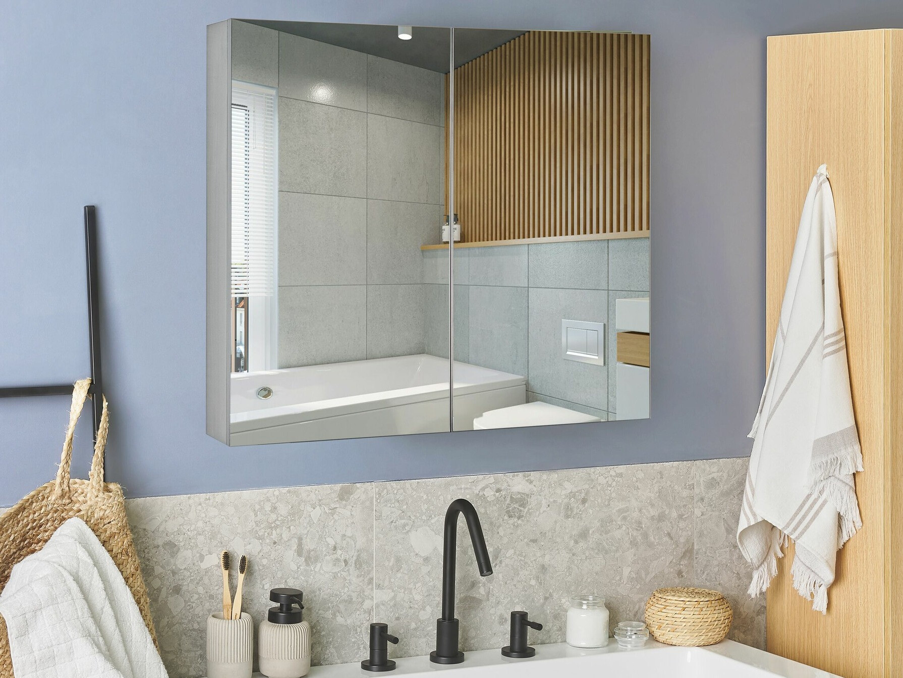 Vonios spintelė su veidrodžiu Berwyn 2350 (Juoda)