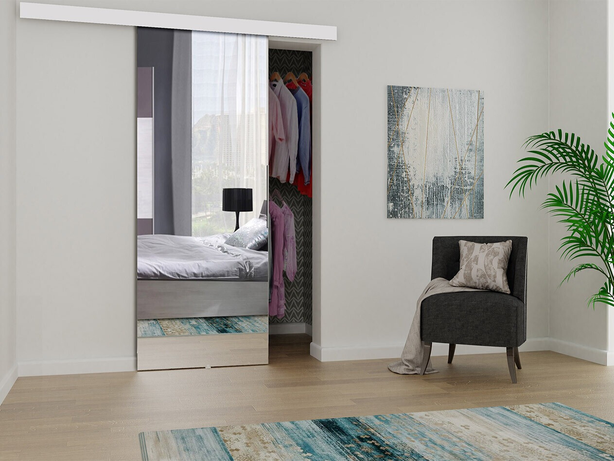 Stumdomos durys su vienoje pusėje esančiomis dekoracijomis