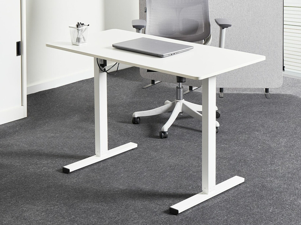 Reguliuojamo aukščio darbo stalas Berwyn 2639 (Balta)