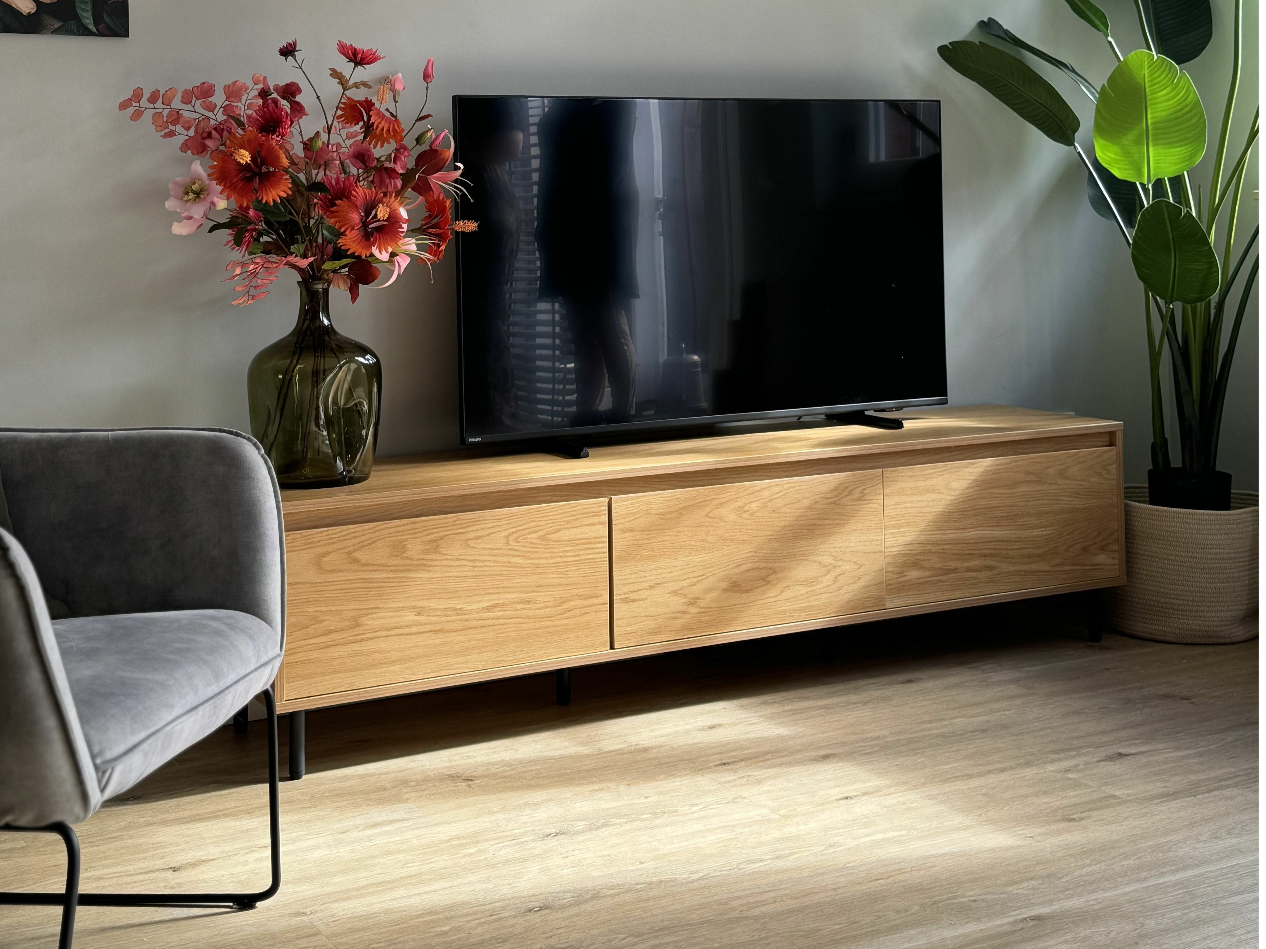 TV staliukas Berwyn 3310 (Šviesus medis)