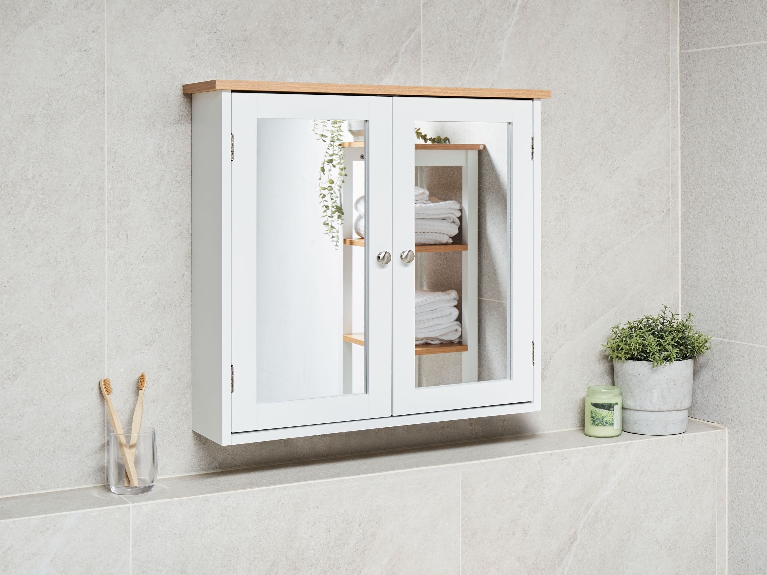 Vonios spintelė su veidrodžiu Berwyn 2800