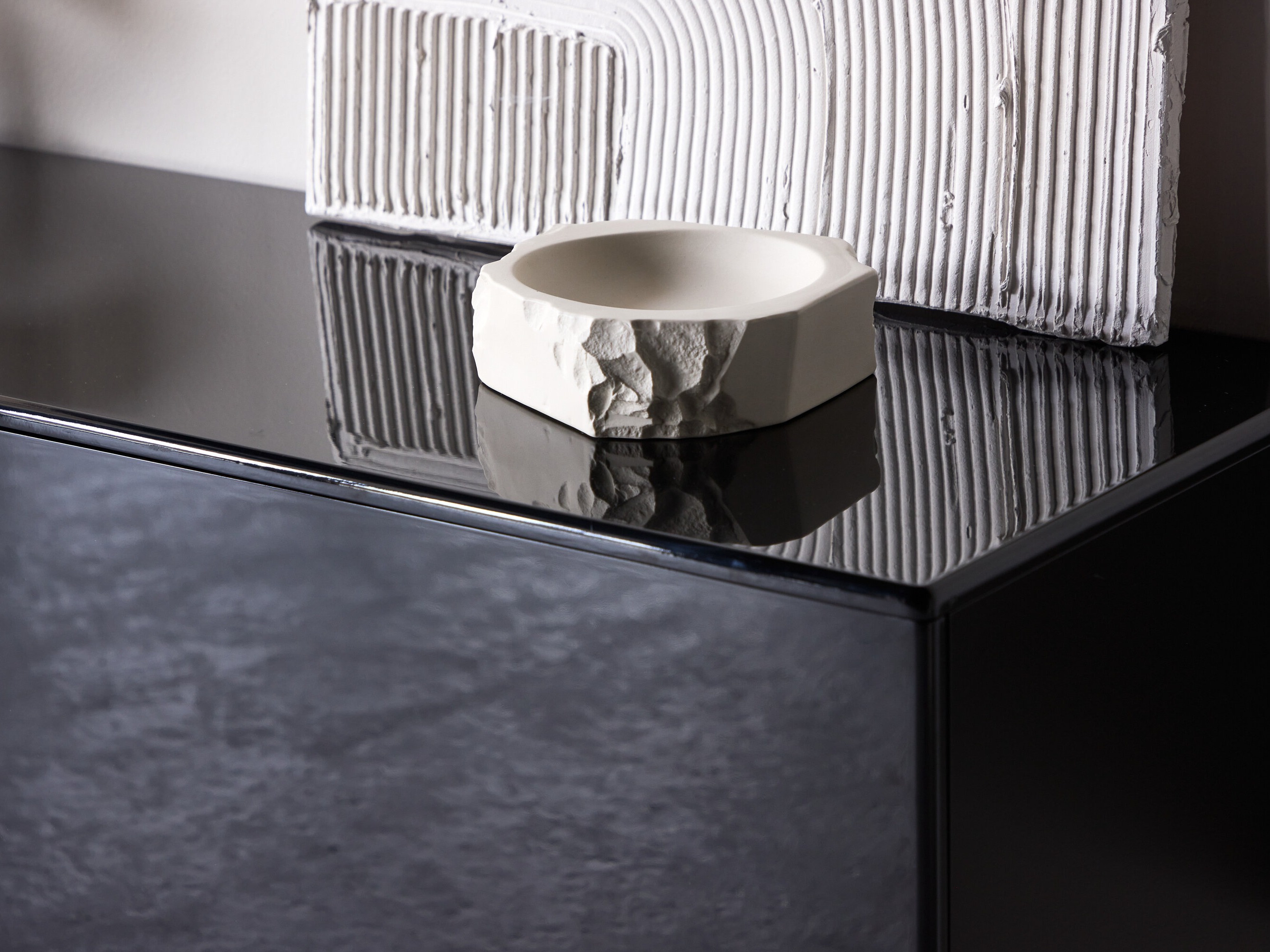 TV staliukas Dallas 4945