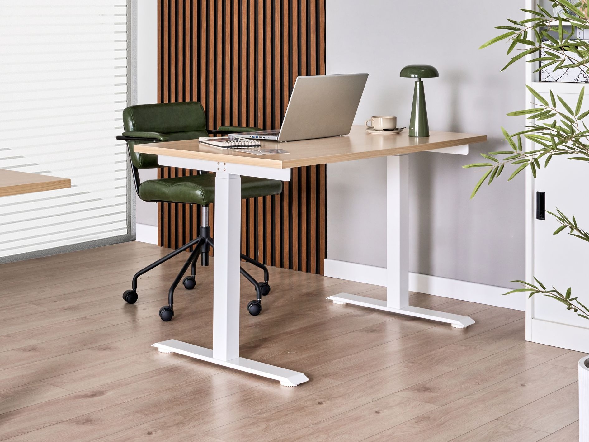 Reguliuojamo aukščio darbo stalas Berwyn 2863 (Šviesus medis + Balta)