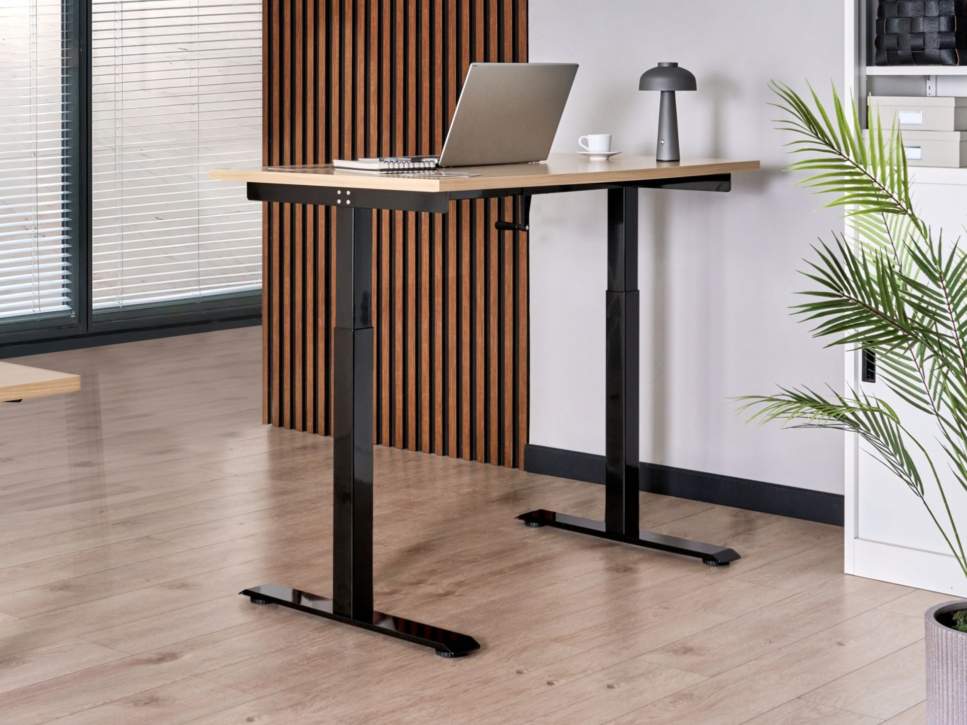 Reguliuojamo aukščio darbo stalas Berwyn 2864 (Šviesus medis + Juoda)