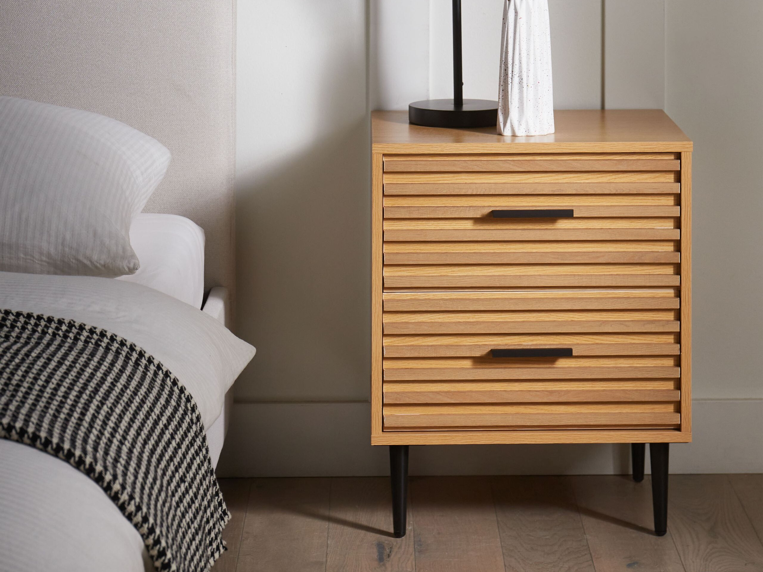 Naktinis staliukas Berwyn 2913 (Šviesi ruda)