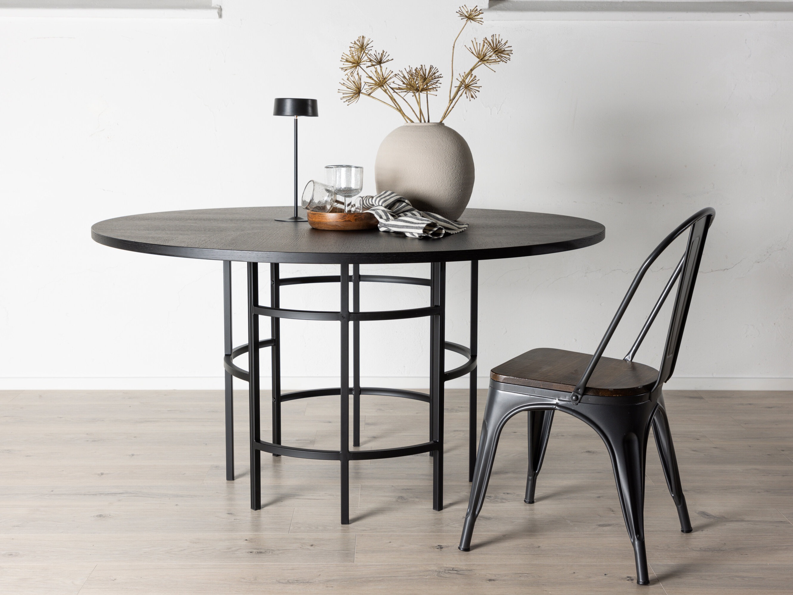 Stalas Dallas 243 (Juoda)