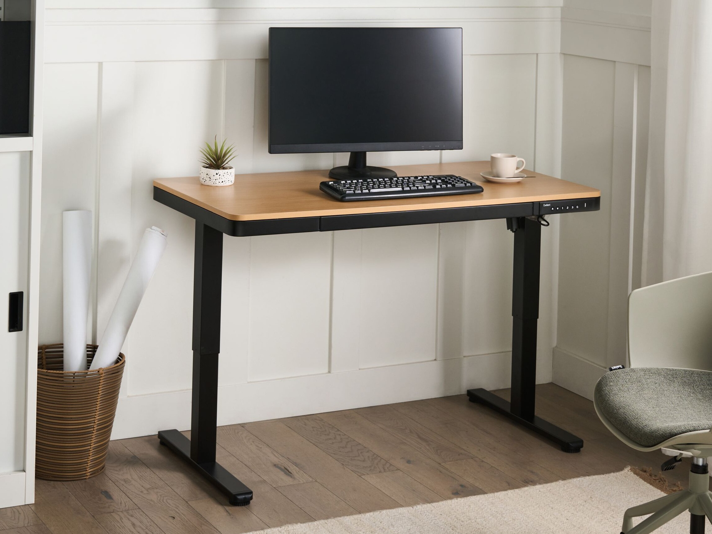 Reguliuojamo aukščio darbo stalas Berwyn 2994 (Juoda + Šviesi ruda)