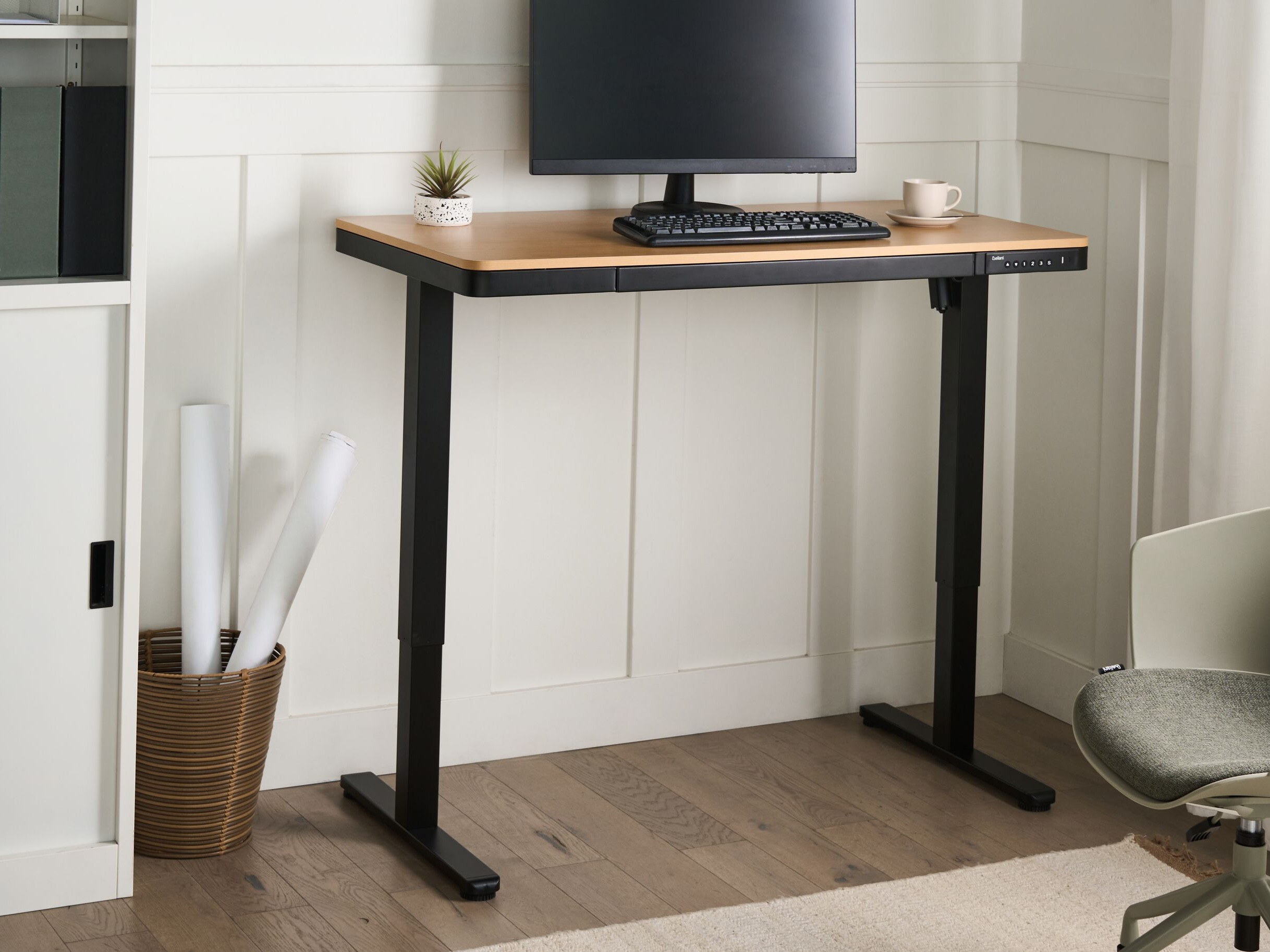 Reguliuojamo aukščio darbo stalas Berwyn 2994 (Juoda + Šviesi ruda)