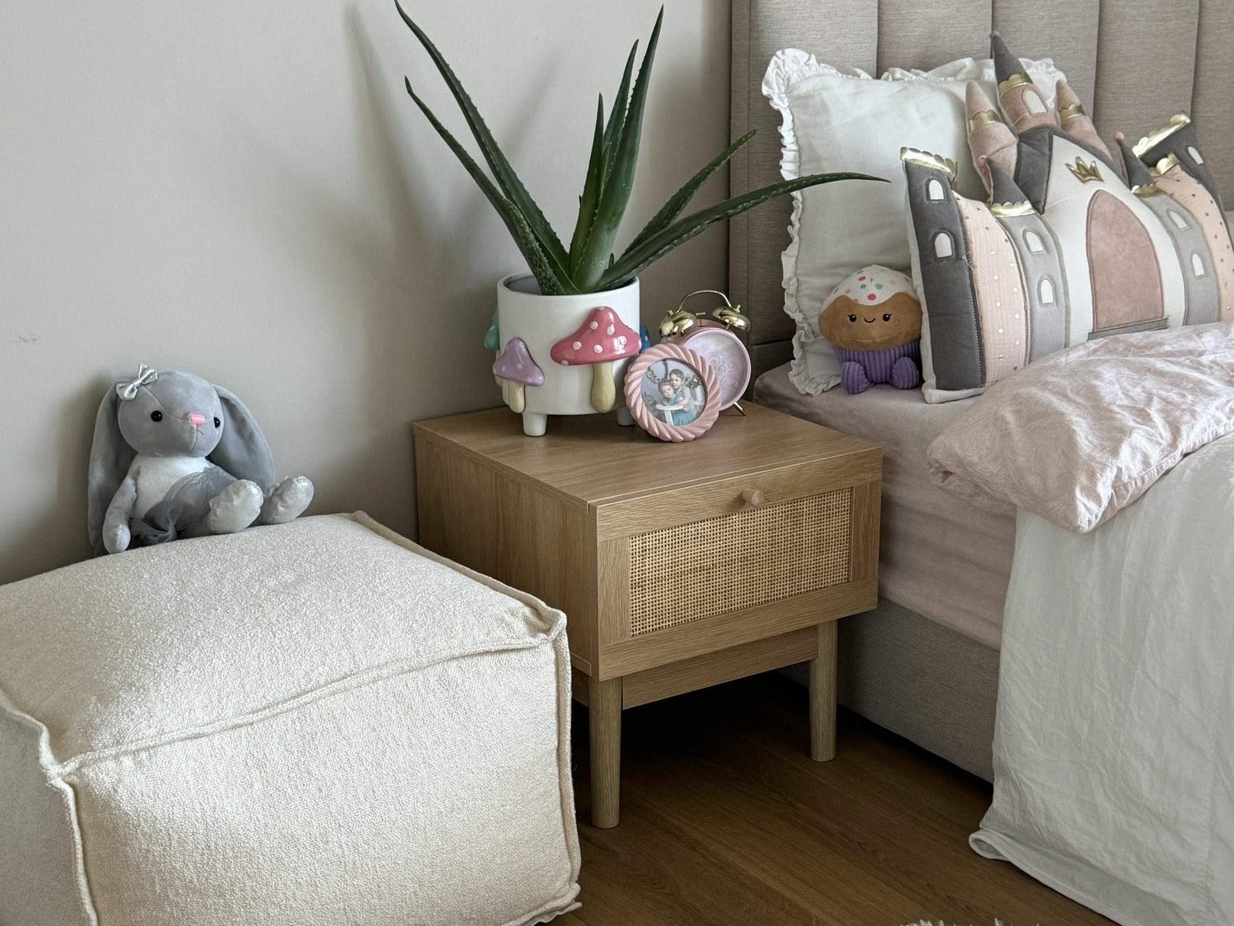 Naktinis staliukas ST8328 su smulkiu defektu