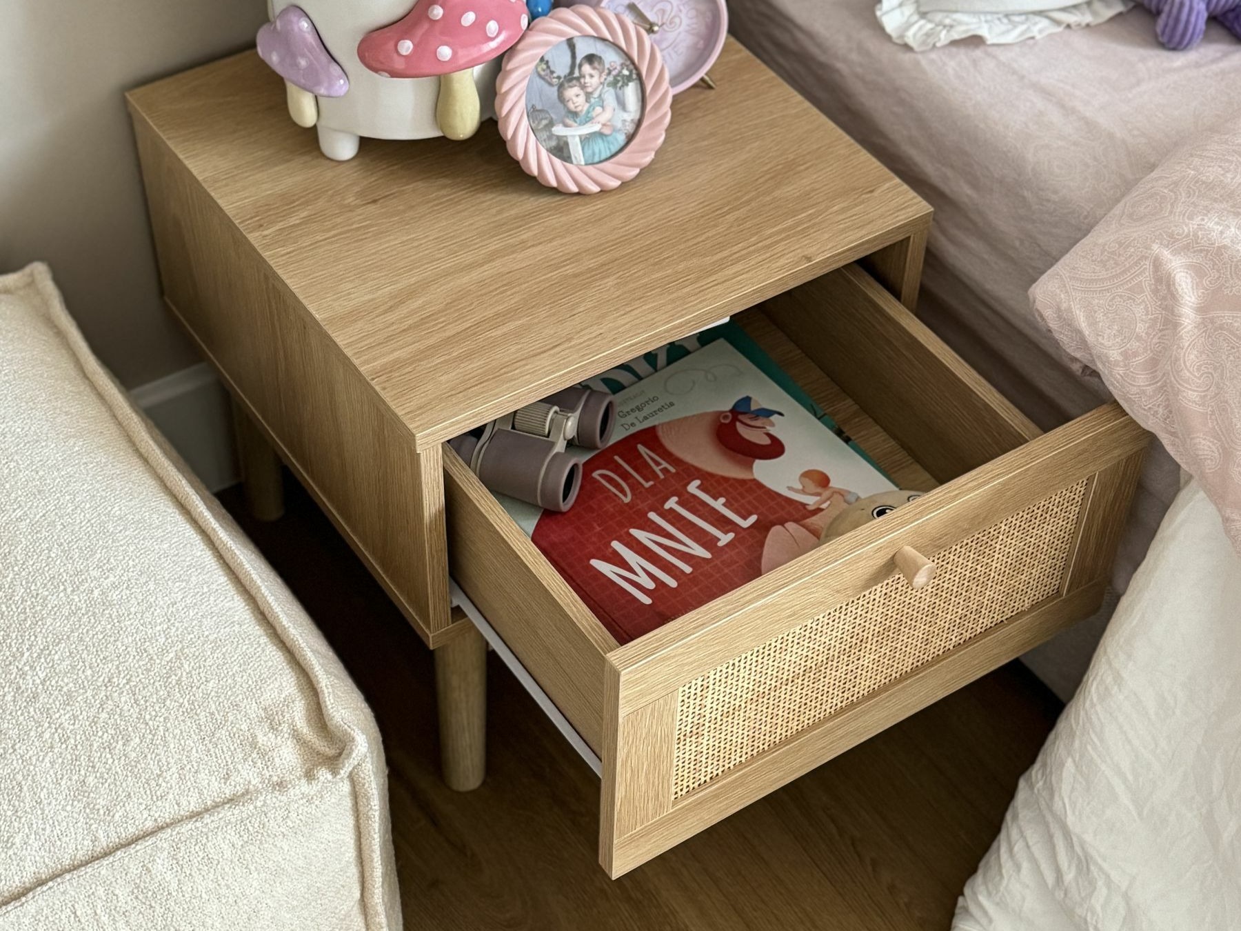 Naktinis staliukas ST8328 su smulkiu defektu