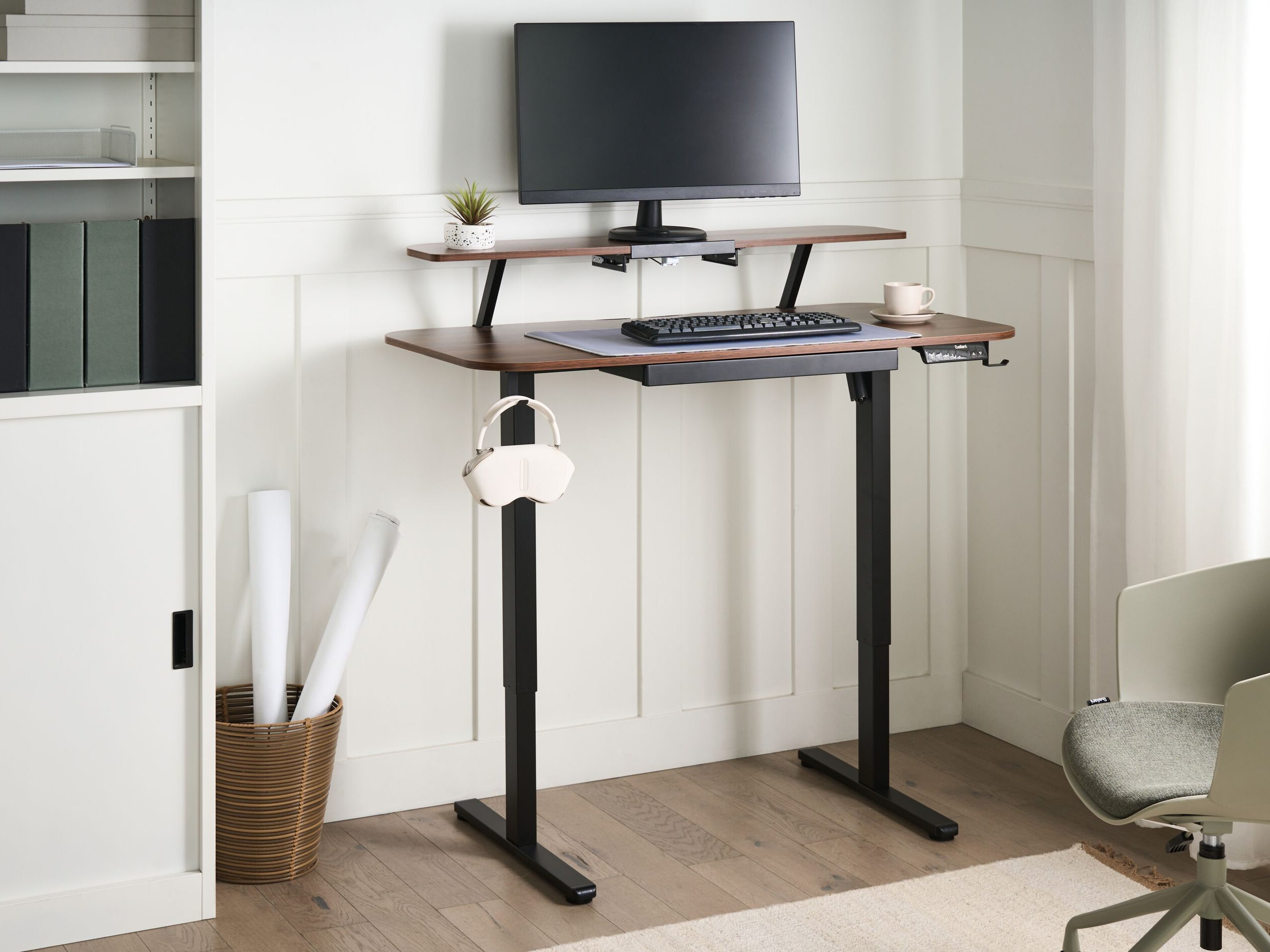 Reguliuojamo aukščio darbo stalas Berwyn 3128 (Juoda + Ruda)