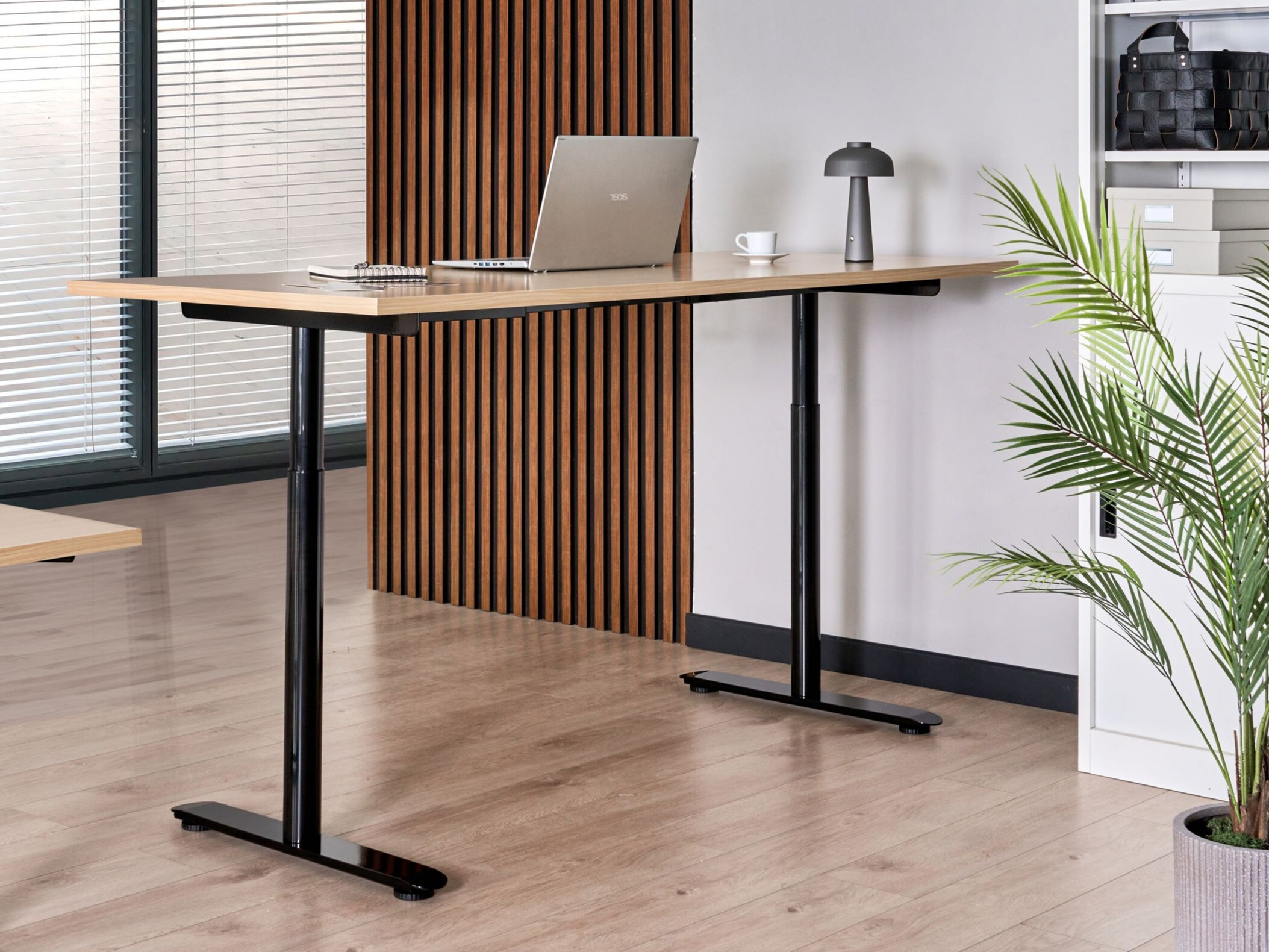 Reguliuojamo aukščio darbo stalas Berwyn 3188 (Šviesi ruda)