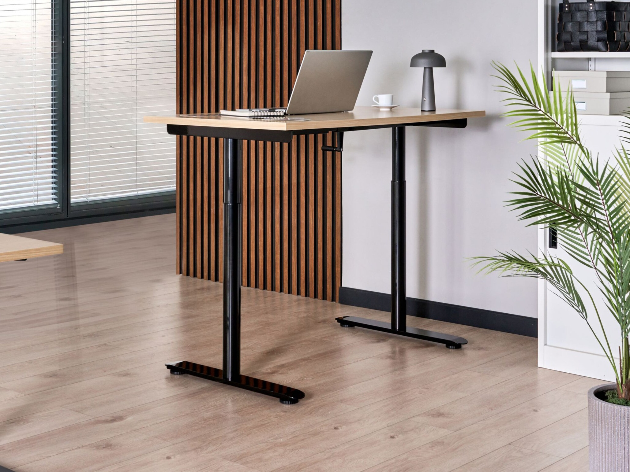 Reguliuojamo aukščio darbo stalas Berwyn 3192 (Šviesi ruda)