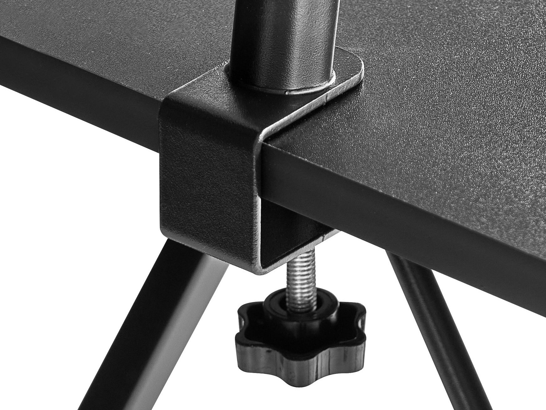 Kampinis darbo stalas Berwyn 3218 (Juoda)