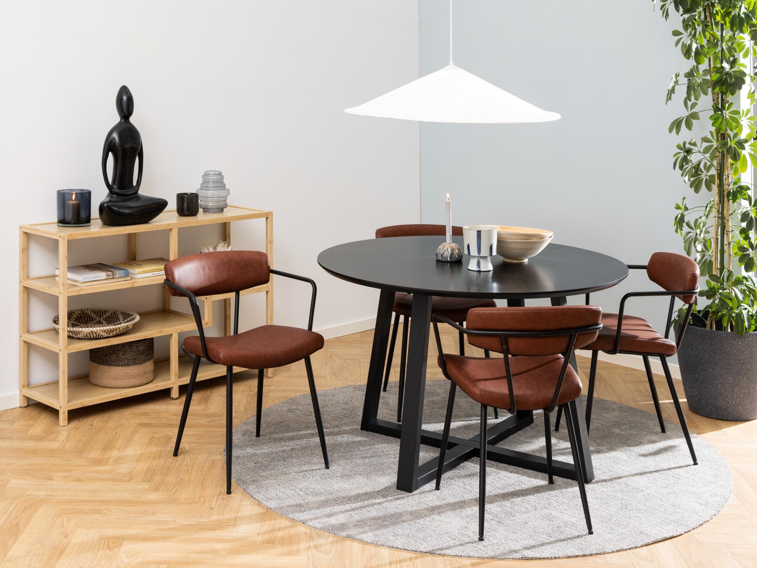 Stalas Norsica 615 (Juoda)