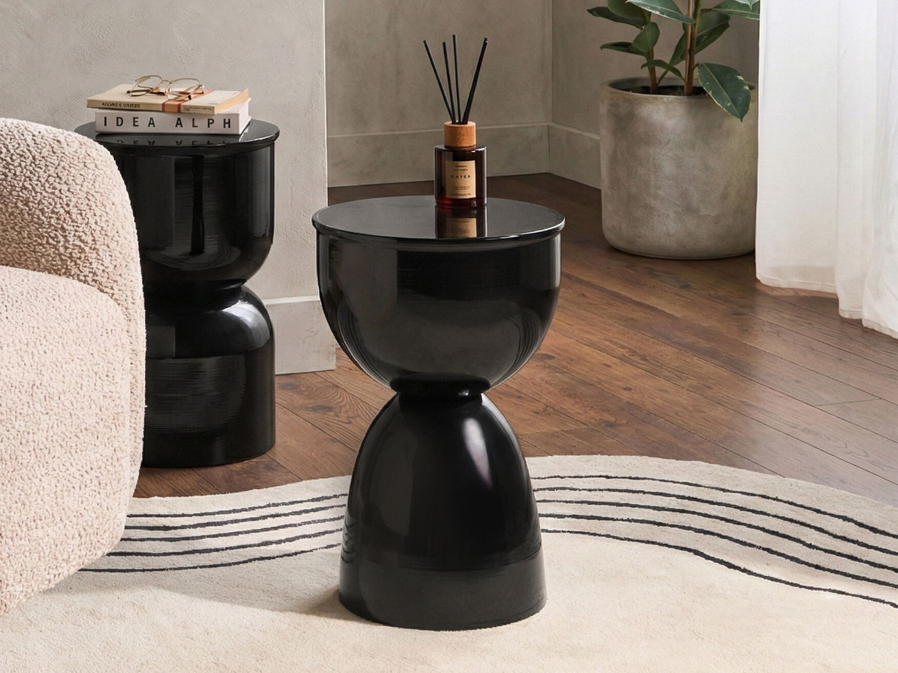 Šoninis staliukas Berwyn 3292 (Juoda)